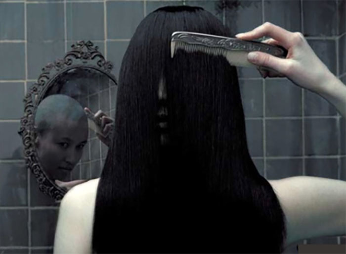 Chải đầu trước gương