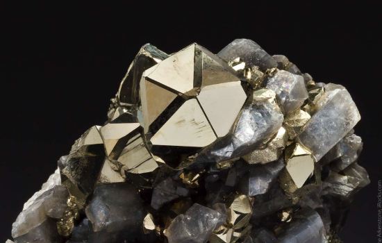 Công dụng của đá Pyrite là thu hút tài lộc và may mắn